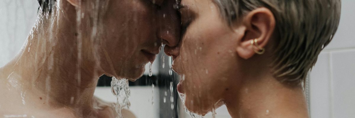 twee-personen-samen-onder-douche