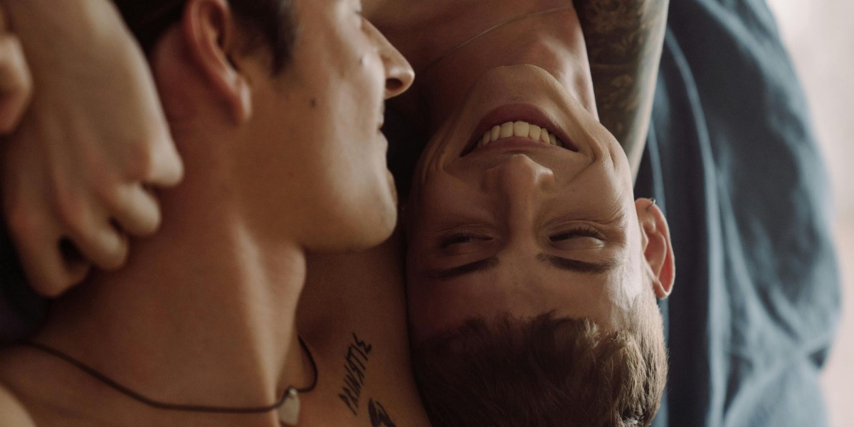 twee-verliefde-mannen-samen-in-bed