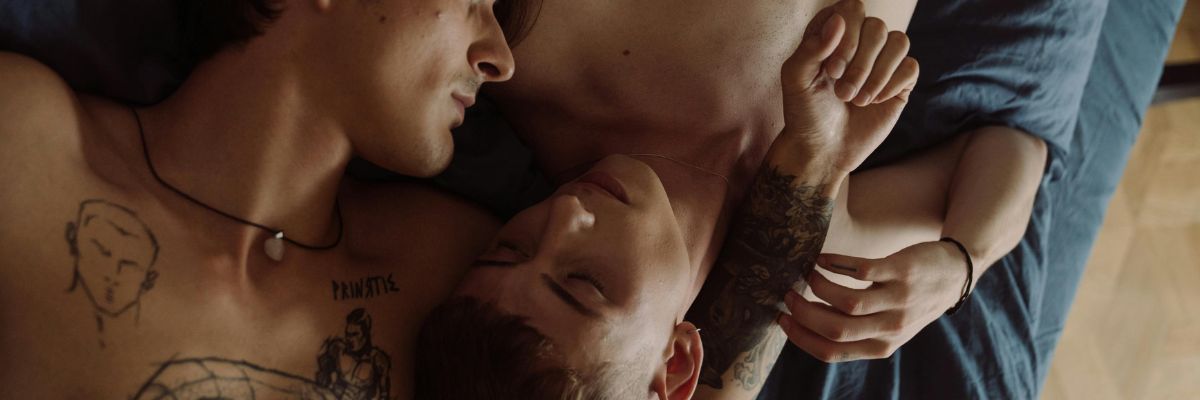 twee-mannen-samen-in-bed